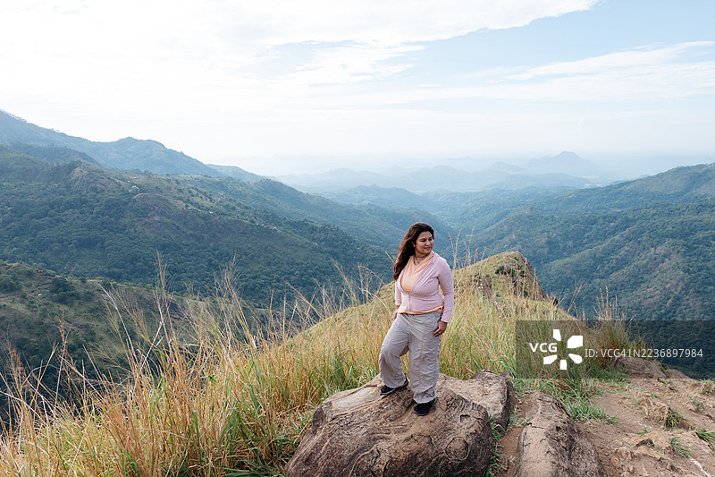 年轻的印度女子在亚当峰顶欣赏风景图片素材