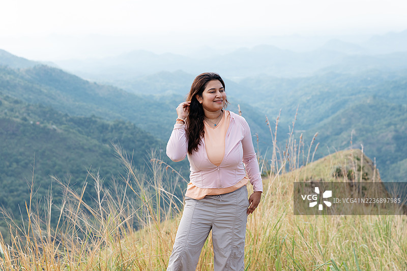 年轻的印度女性在亚当峰顶欣赏风景图片素材