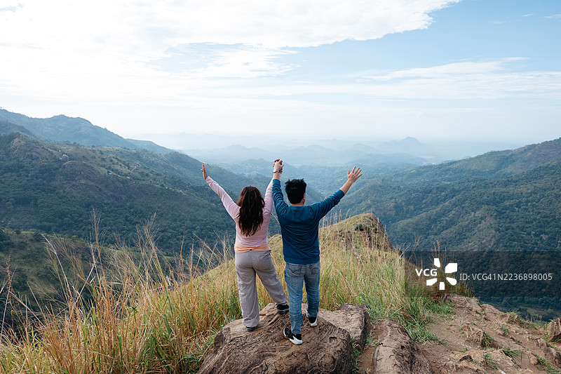 朋友们在斯里兰卡小亚当峰欣赏风景图片素材