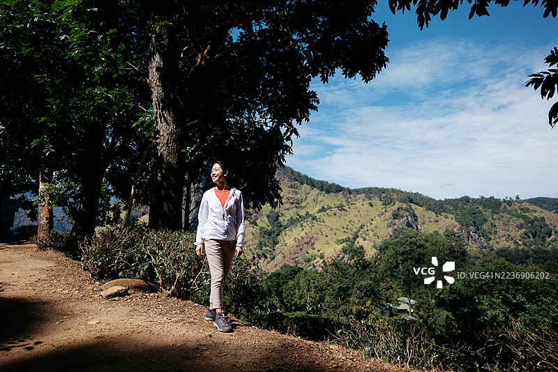 旅行者在大自然中享受美景的时刻图片素材