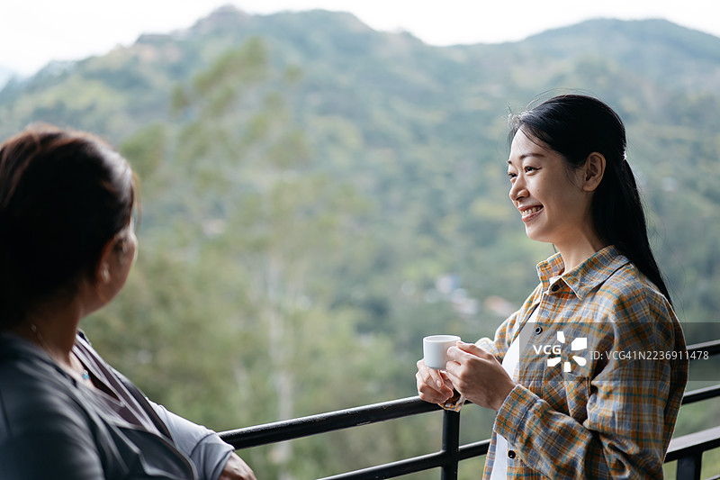 游客享受传统茶品鉴体验图片素材