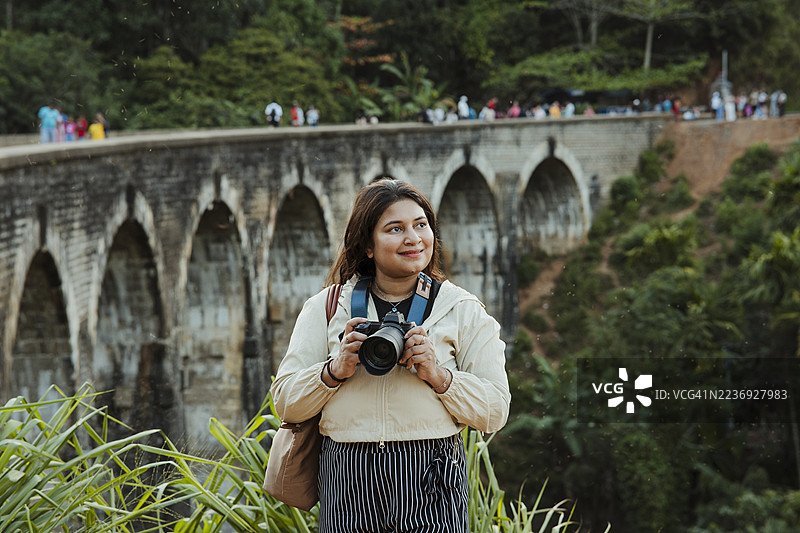 旅行者在自然美景中享受惬意时光图片素材