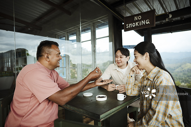 游客享受传统茶品鉴体验图片素材