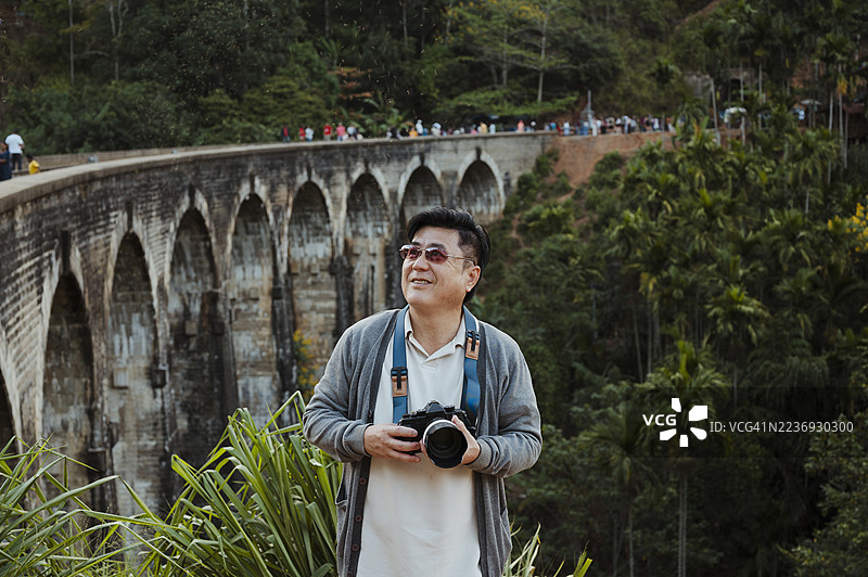 旅行者享受大自然的风景瞬间图片素材