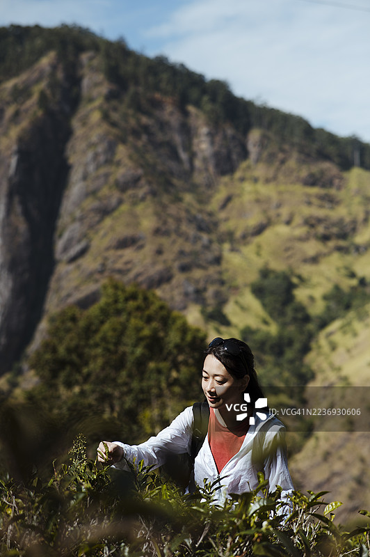 旅行者在自然风光中享受美妙时刻图片素材