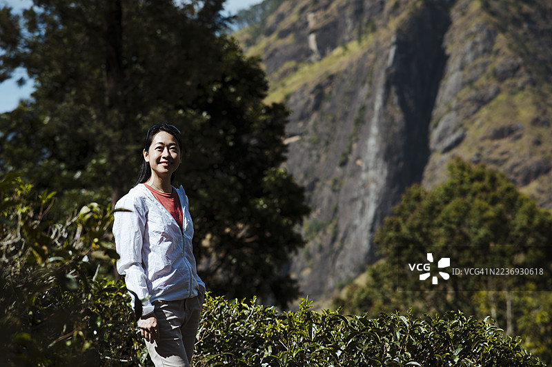 旅行者享受大自然中的美景时刻图片素材