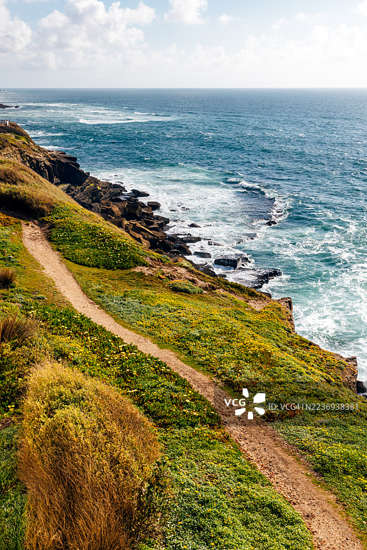葡萄牙辛特拉地区阿泽纳斯杜马尔镇附近的海边人行道图片素材