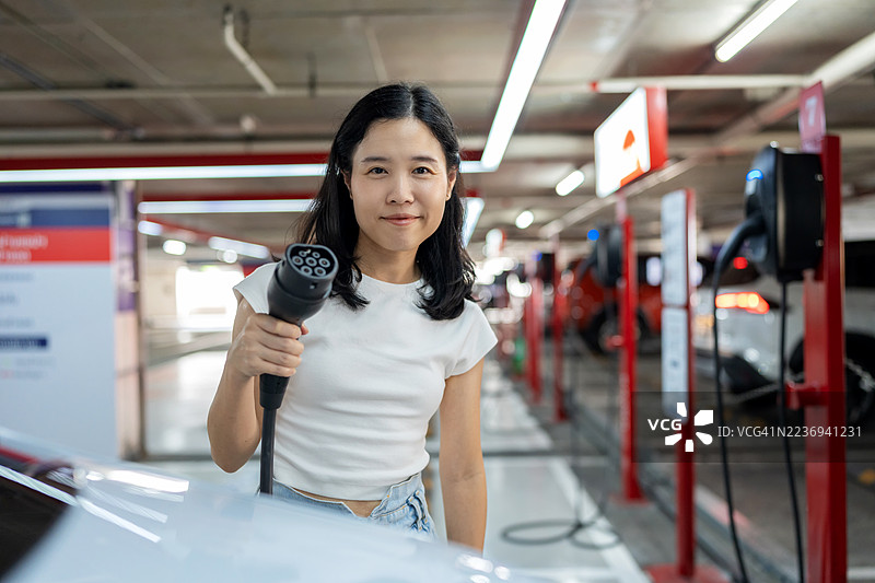 清洁能源创新 - 用电缆为电动车充电图片素材