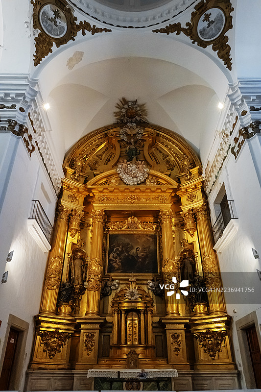 西班牙卡塞雷斯圣弗朗西斯科哈维尔教堂祭坛画，18世纪图片素材