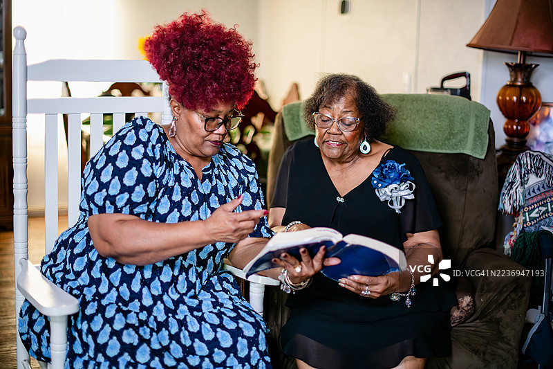 护理人员与老人共读图片素材