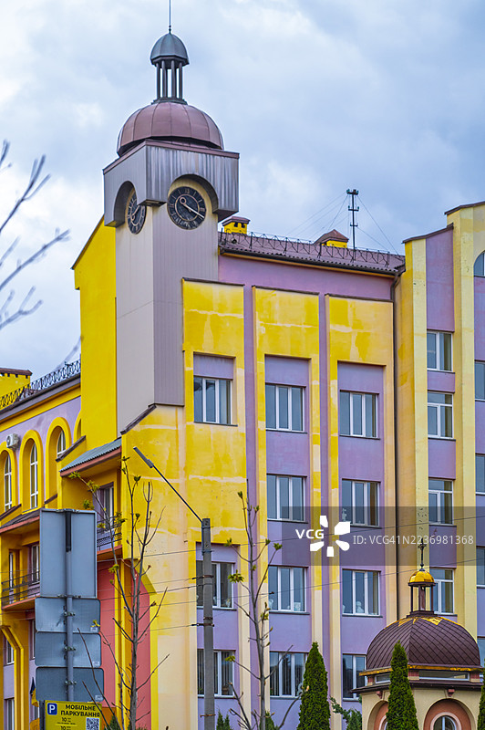 伊万诺-弗兰科夫斯克的彩色建筑，拥有钟楼和鲜艳的黄色与紫色外立面设计图片素材