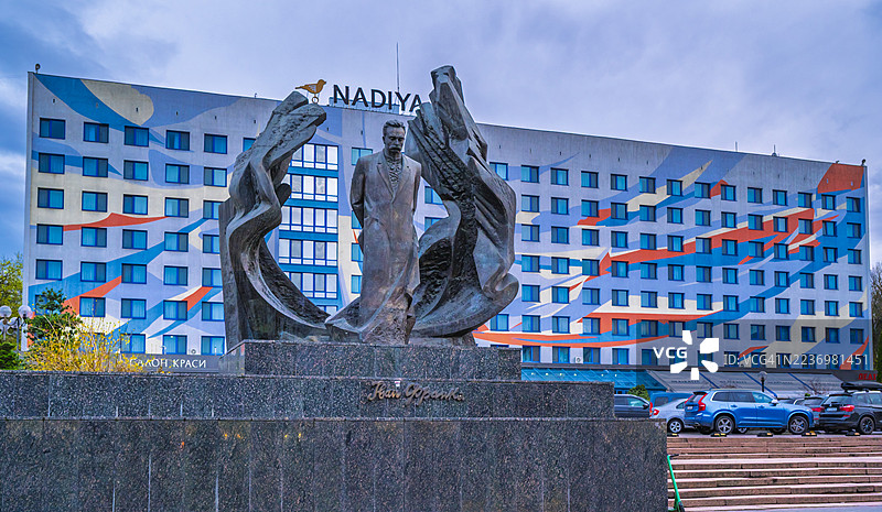 伊万·弗兰科纪念碑矗立在乌克兰伊万诺-弗兰科夫斯克的纳迪亚酒店前，城市建筑风景图片素材