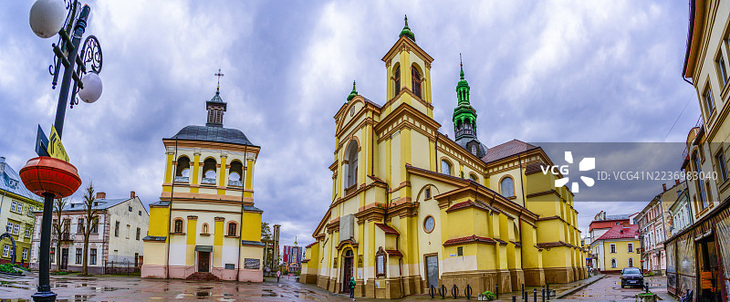 伊万诺-弗兰基夫斯克市全景，展示了历史悠久的教堂和钟楼，在阴天中突显乌克兰建筑和欧洲旅游目的地。图片素材