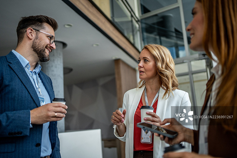 商务同事在会议咖啡休息时间进行交流图片素材