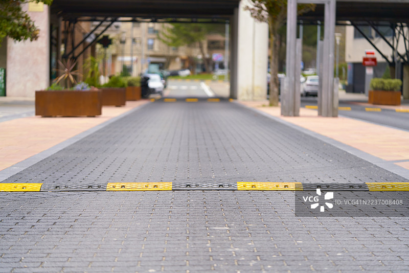 城市街道上的减速带与交通缓解措施图片素材