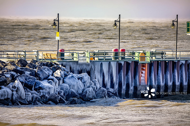 停靠在码头图片素材