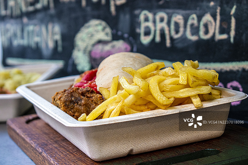 薯条和米兰三明治。传统阿根廷美食。图片素材