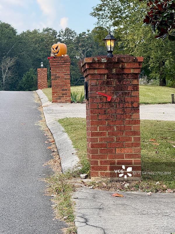 山坡社区的邮箱和路灯图片素材