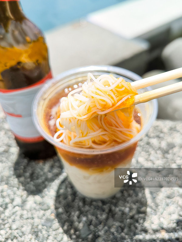 海边别墅的午餐：冷面、瓶装啤酒和一根小热狗。日本静冈县伊豆半岛南伊豆中木港的平藏海滩 - 2025年7月21日。图片素材