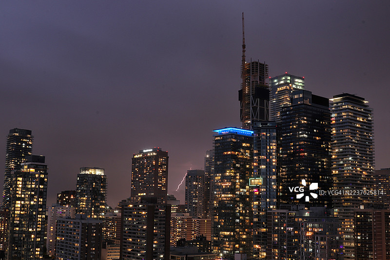 多伦多夜间的雷暴和闪电图片素材