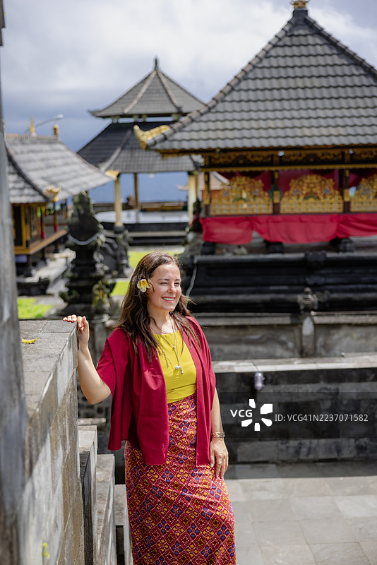 在印度尼西亚巴厘岛的普拉提尔塔恩普尔寺的女旅行者图片素材