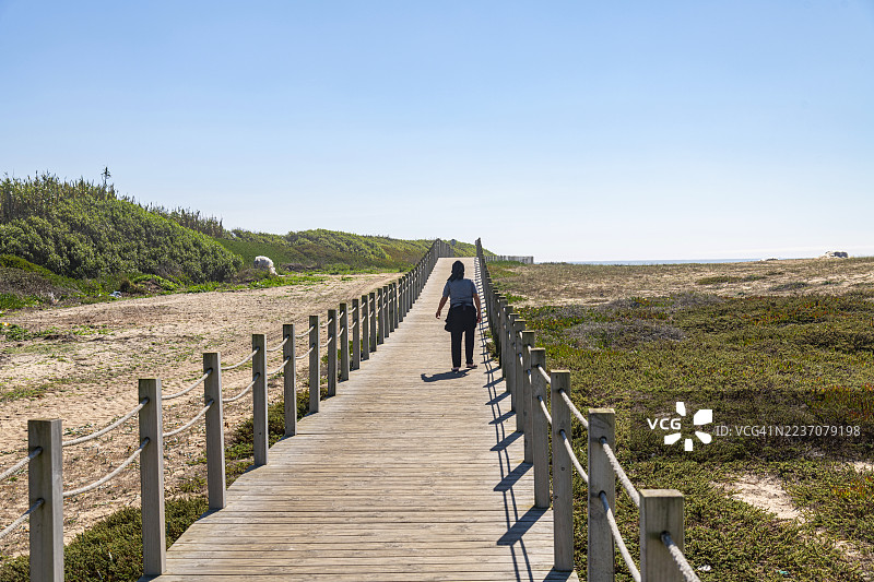葡萄牙，埃斯波森德，沙丘上的木制人行道图片素材