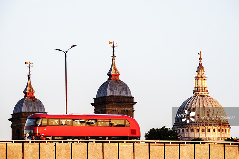 伦敦公交车与标志性的城市地标图片素材