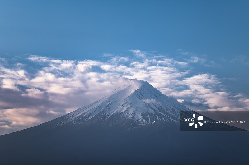 富士山与悬挂的云朵（特写）图片素材