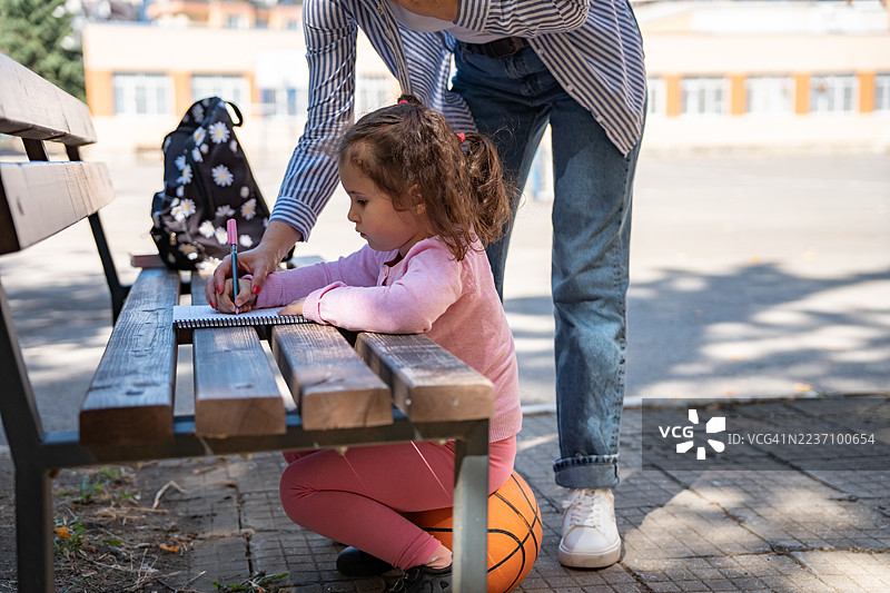 可爱的小女孩在写作业图片素材