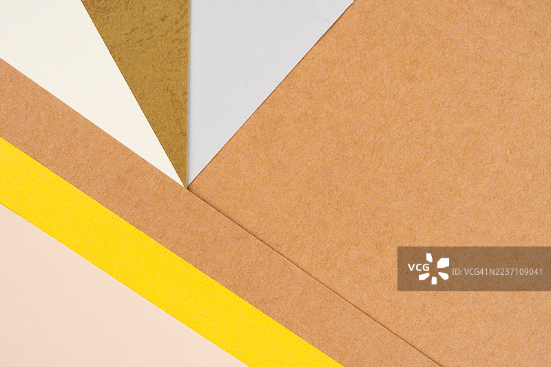 全景拍摄的彩色纸张，黄色纸张的选择性焦点纹理作为背景。图片素材
