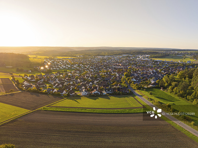 德国卡尔夫区阿尔滕格施泰特村庄及其周边地区的日落航拍图，包含田野和乡村景观图片素材