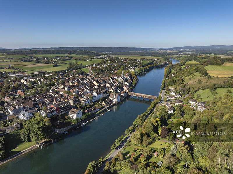 瑞士图尔高州迪森霍芬的航拍图，俯瞰莱茵河上的历史木桥图片素材