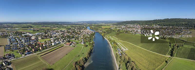 鸟瞰迪森霍芬全景，莱茵河上的历史木桥，右侧是德国的盖林根，有葡萄园、葡萄园坡地，图尔高州，瑞士图片素材