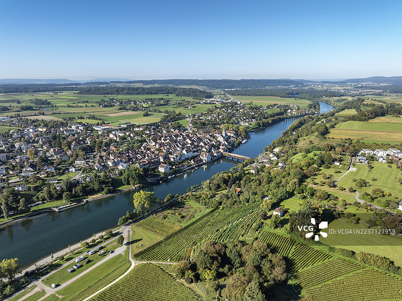 航拍迪森霍芬，莱茵河上的历史木桥，前景是葡萄园、葡萄园坡地，图尔高州，瑞士图片素材