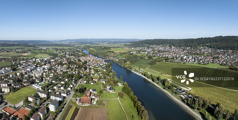 鸟瞰迪森霍芬,俯瞰莱茵河上的历史木桥,右侧是德国的加伊林根(莱茵高地区),带有葡萄园、葡萄园坡地,位于瑞士图尔高州。图片素材