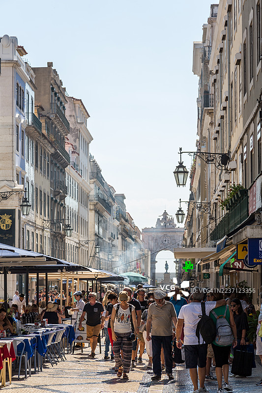 人们走在里斯本的奥古斯塔街上图片素材