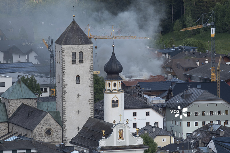 意大利南蒂罗尔地区,塞斯托多洛米蒂,多洛米蒂,普斯特塔耳,圣坎迪多镇中心一栋着火的建筑图片素材