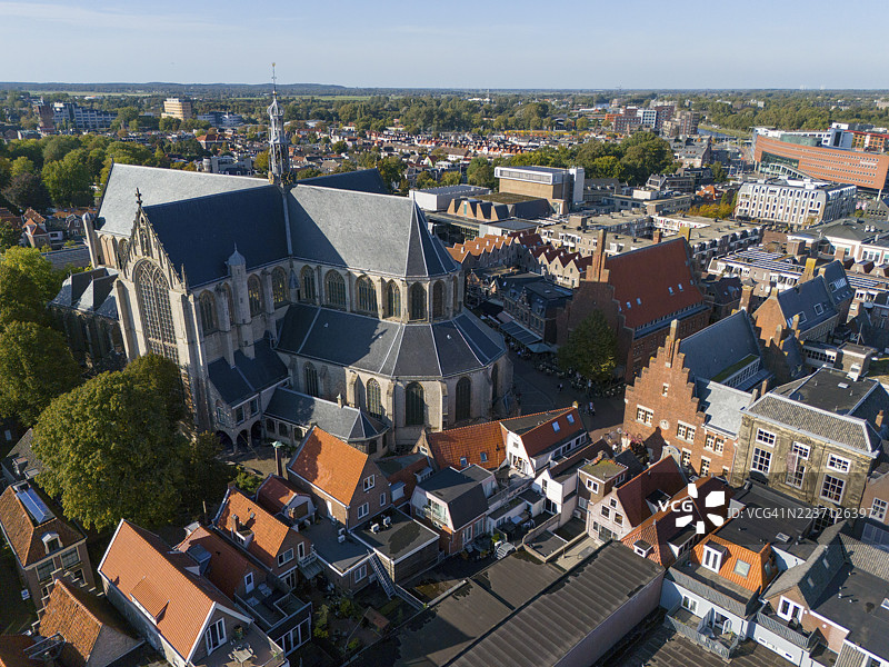 城市景观中的大型教堂，传统房屋和绿树环绕，鸟瞰图，大圣劳伦斯教堂，教堂，阿尔克马尔，荷兰，北荷兰省，荷兰图片素材