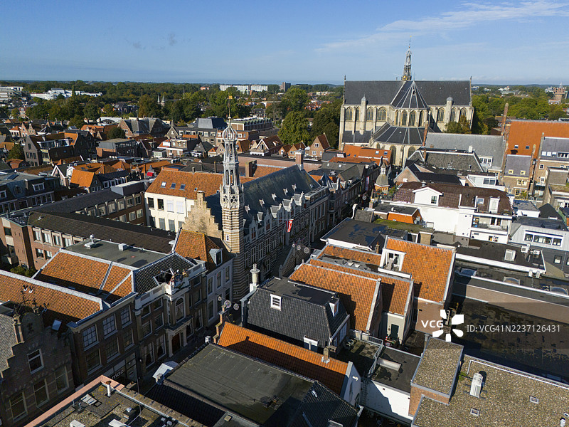 荷兰阿尔克马尔的城市鸟瞰图，有历史建筑和一座教堂，在晴朗的天空下，市政厅和圣劳伦斯大教堂，教堂，北荷兰省，荷兰图片素材