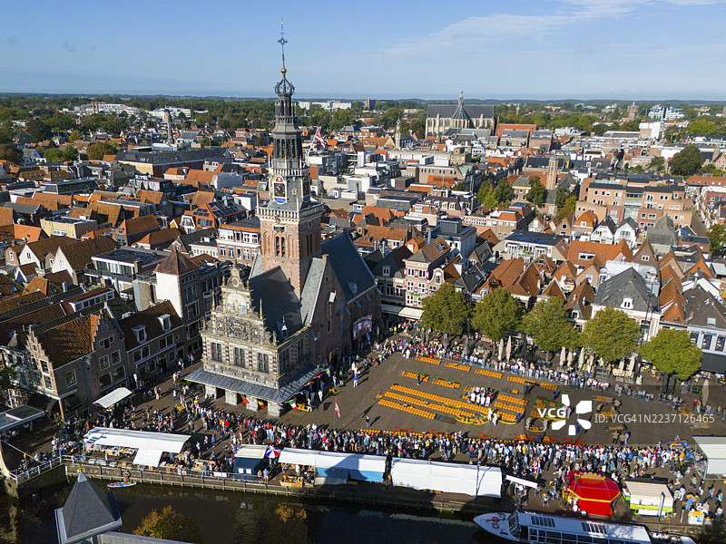 历史悠久的城市景观,老城区中心有高塔和繁忙的奶酪市场,俯瞰图,奶酪,奶酪市场,前市政秤,阿尔克马尔,阿尔克马尔,北荷兰,北荷兰,荷兰图片素材