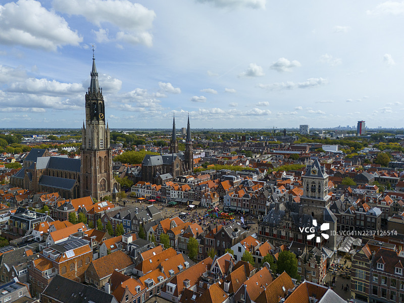 阴天下的市中心,有几座教堂和红色的屋顶,鸟瞰图,新教堂,右侧是玛丽亚·范·杰瑟教堂,市政厅,市场广场,代尔夫特,南荷兰省,荷兰图片素材