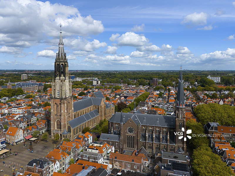 空中俯瞰城市景观,有两座教堂和无数红屋顶,在多云的天空下,右边是新教堂(Nieuwe Kerk),玛丽亚·范·杰西教堂(Maria van Jessekerk),位于荷兰南荷兰省代尔夫特市集广场。图片素材