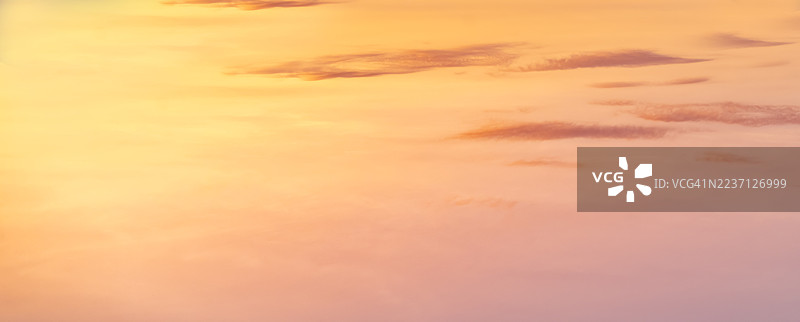 秋季背景，日出时黄色的天空和云彩，清晨明亮的阳光，春季的日落天空，矢量地平线，傍晚金色的时光和橙色的天空，美丽的自然横幅，适用于所有季节的背景图片素材