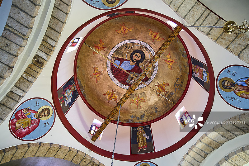 希腊多德卡尼斯群岛离岛群的离帕西岛首府,圣约翰神学教堂内部,教堂拱顶装饰有圣像和天花板上的宗教艺术品。图片素材