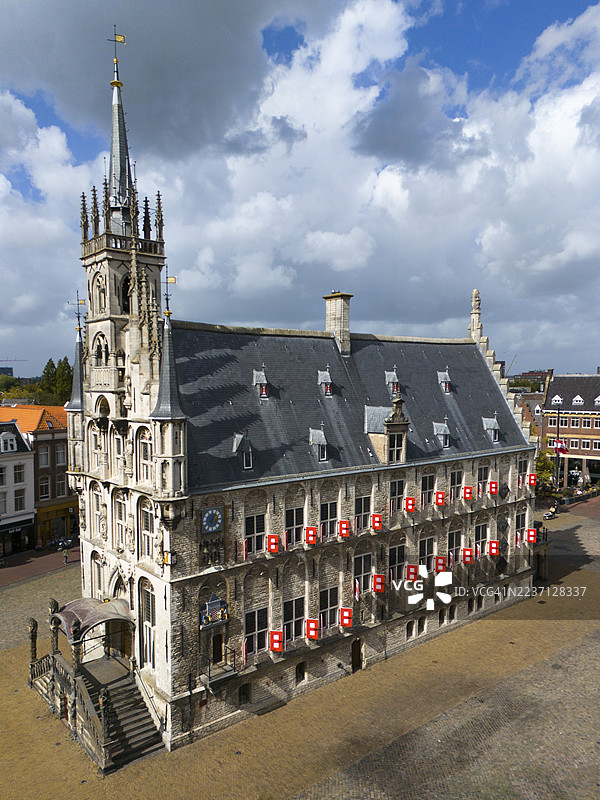 哥特式市政厅,位于市中心,拥有特色建筑和多云的天空,鸟瞰图,哥特式市政厅,市场广场,豪达,南荷兰省,南荷兰,荷兰图片素材
