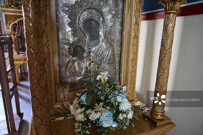 希腊多德卡尼斯群岛利普西岛首府的圣约翰神学家教堂内部，装饰有木制花边和鲜花布置的基督教银质圣像，利普西岛，多德卡尼斯群岛，希腊群岛，希腊图片素材