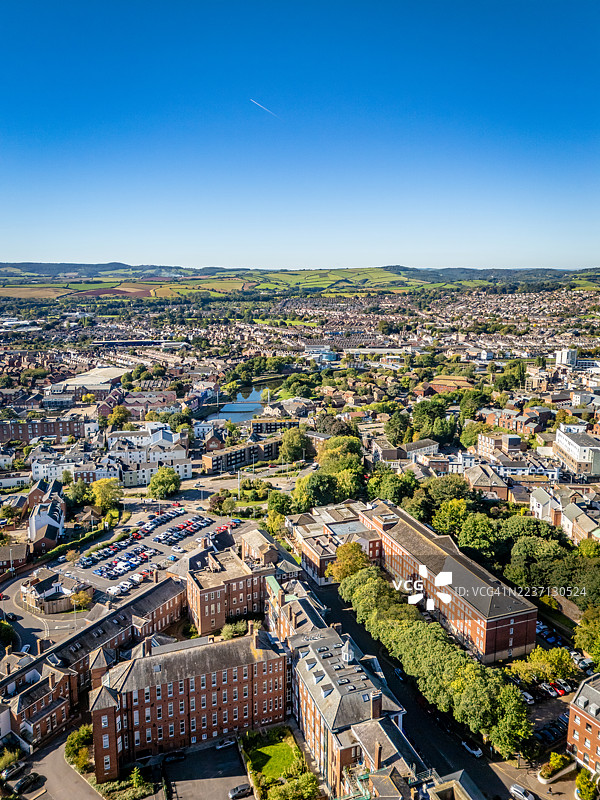 埃克塞特市中心俯瞰河流的鸟瞰图图片素材