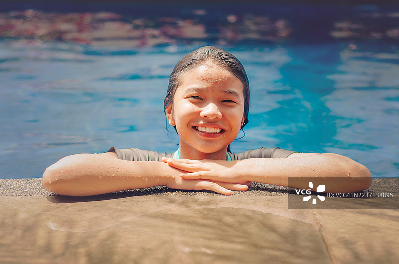 女孩在泳池玩得开心图片素材