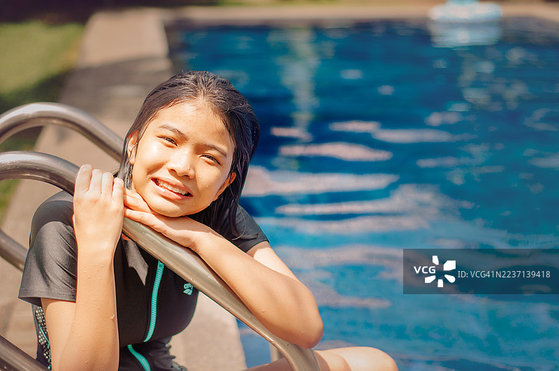 女孩坐在泳池边图片素材