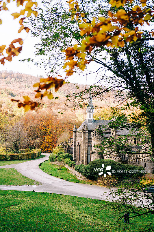 德国卡塞尔风景公园中拥有多彩秋叶的莱茵城堡（Löwenburg Castle）图片素材